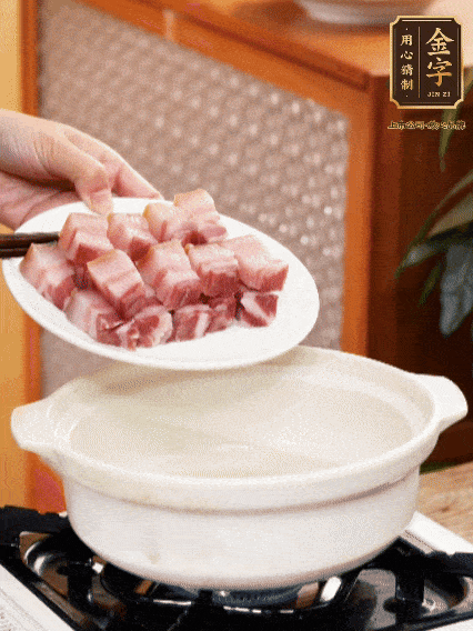 鍋內(nèi)倒油，下咸肉微微煸炒，再放排骨炒一下